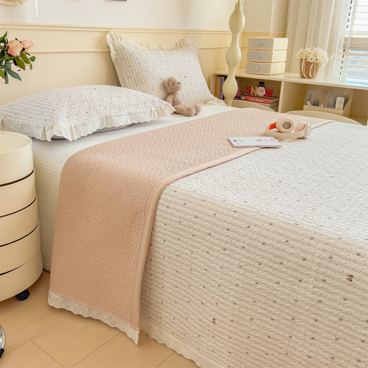 91家纺网 家纺一手货源 找家纺 叠派家纺 2026新款A类印花慕丝绵花边款床盖系列（抽空压缩可供跨境）提供买家秀 波点序章+驼