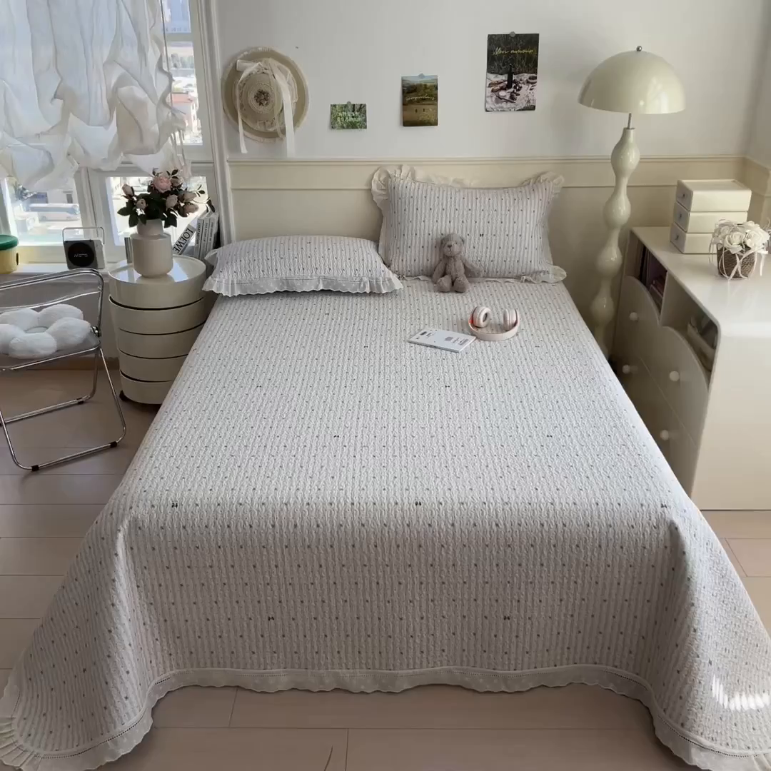 91家纺网 家纺一手货源 找家纺 叠派家纺 2026新款A类印花慕丝绵花边款床盖系列（抽空压缩可供跨境）提供买家秀 波点序章+驼