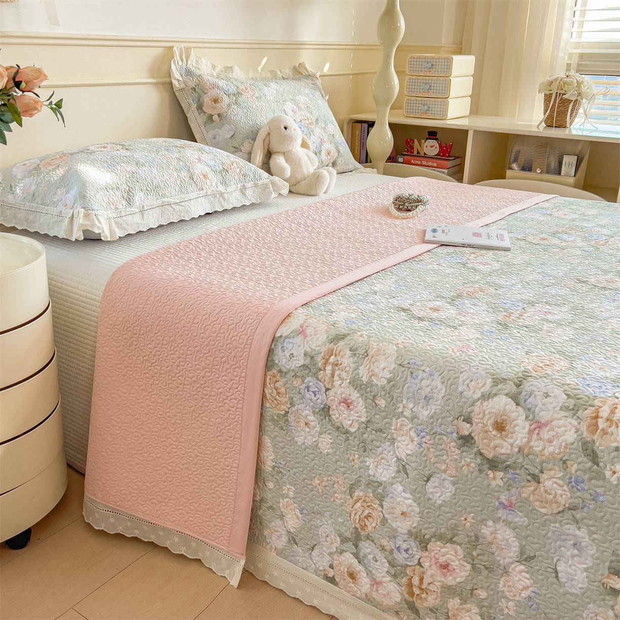 91家纺网 家纺一手货源 找家纺 叠派家纺 2026新款A类印花慕丝绵花边款床盖系列（抽空压缩可供跨境）提供买家秀 青妍+粉