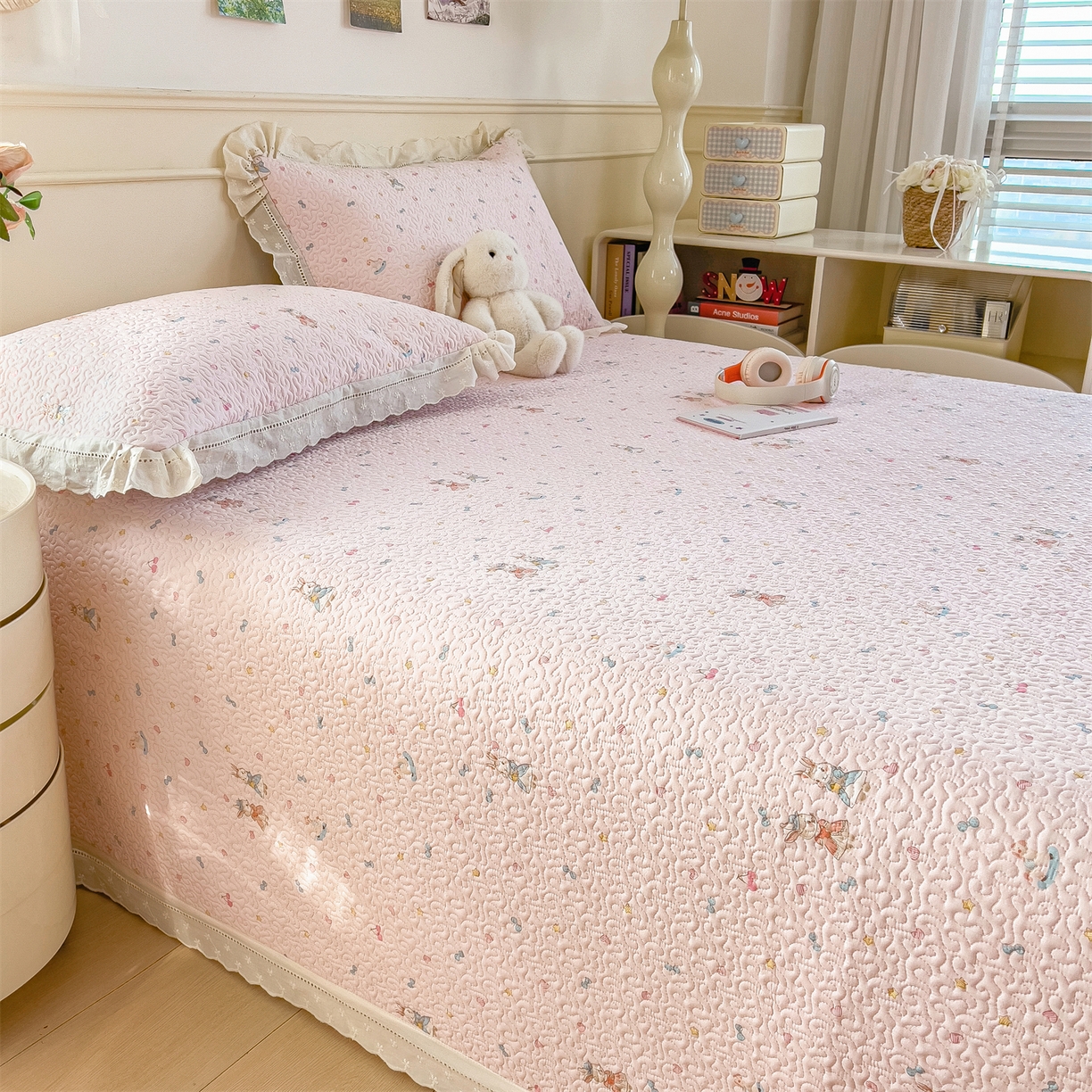 91家纺网 家纺一手货源 找家纺 叠派家纺 2026新款A类印花慕丝绵花边款床盖系列（抽空压缩可供跨境）提供买家秀 星心兔语+粉