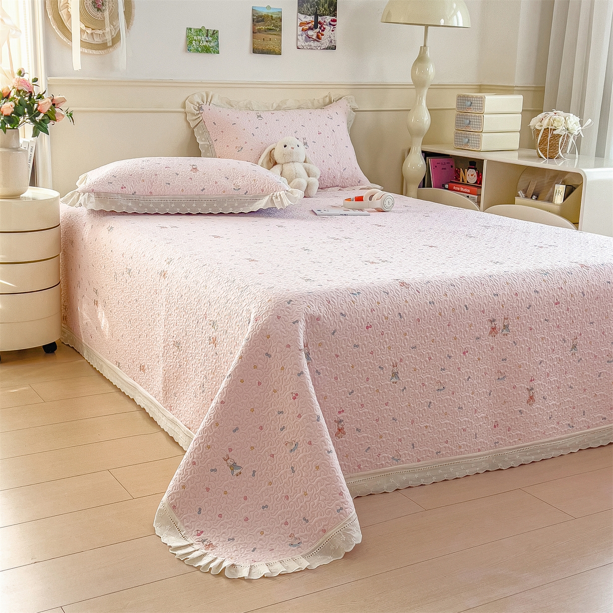 91家纺网 家纺一手货源 找家纺 叠派家纺 2026新款A类印花慕丝绵花边款床盖系列（抽空压缩可供跨境）提供买家秀 星心兔语+粉