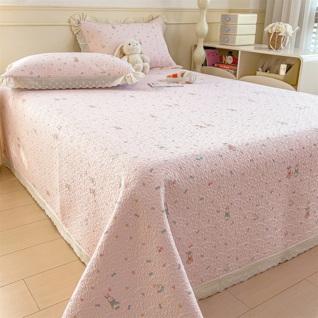 91家纺网 家纺一手货源 找家纺 叠派家纺 2026新款A类印花慕丝绵花边款床盖系列（抽空压缩可供跨境）提供买家秀 星心兔语+粉