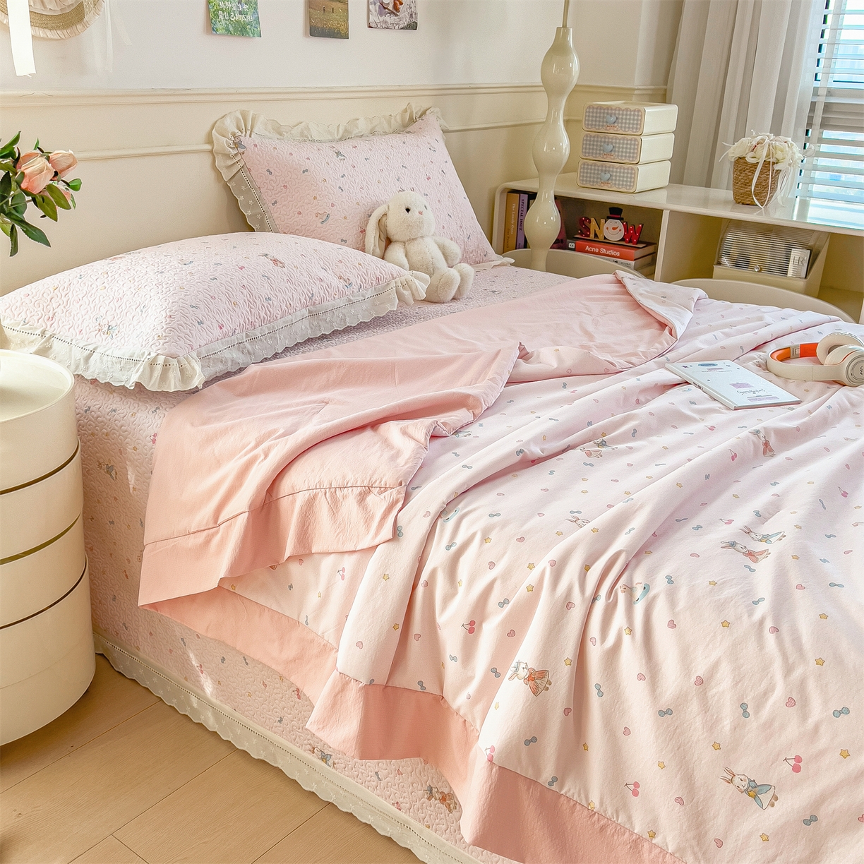 91家纺网 家纺一手货源 找家纺 叠派家纺 2026新款A类印花慕丝绵花边款床盖系列（抽空压缩可供跨境）提供买家秀 星心兔语+粉