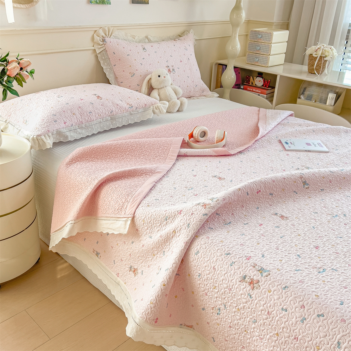 91家纺网 家纺一手货源 找家纺 叠派家纺 2026新款A类印花慕丝绵花边款床盖系列（抽空压缩可供跨境）提供买家秀 星心兔语+粉