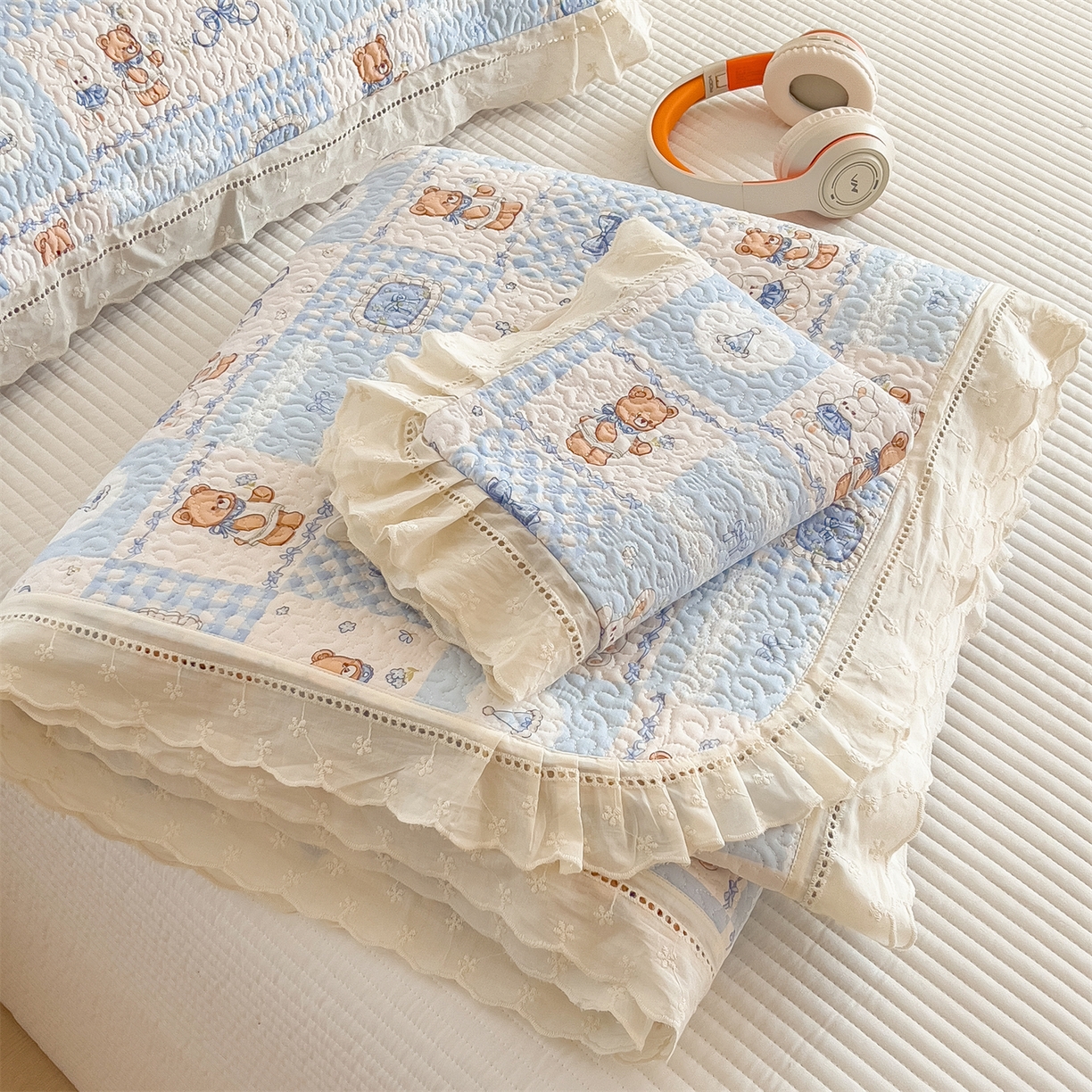 叠派家纺 2026新款A类印花慕丝绵花边款床盖系列（抽空压缩可供跨境）提供买家秀 熊兔叙+蓝