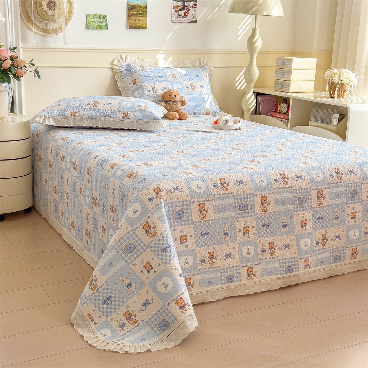 91家纺网 家纺一手货源 找家纺 叠派家纺 2026新款A类印花慕丝绵花边款床盖系列（抽空压缩可供跨境）提供买家秀 熊兔叙+蓝