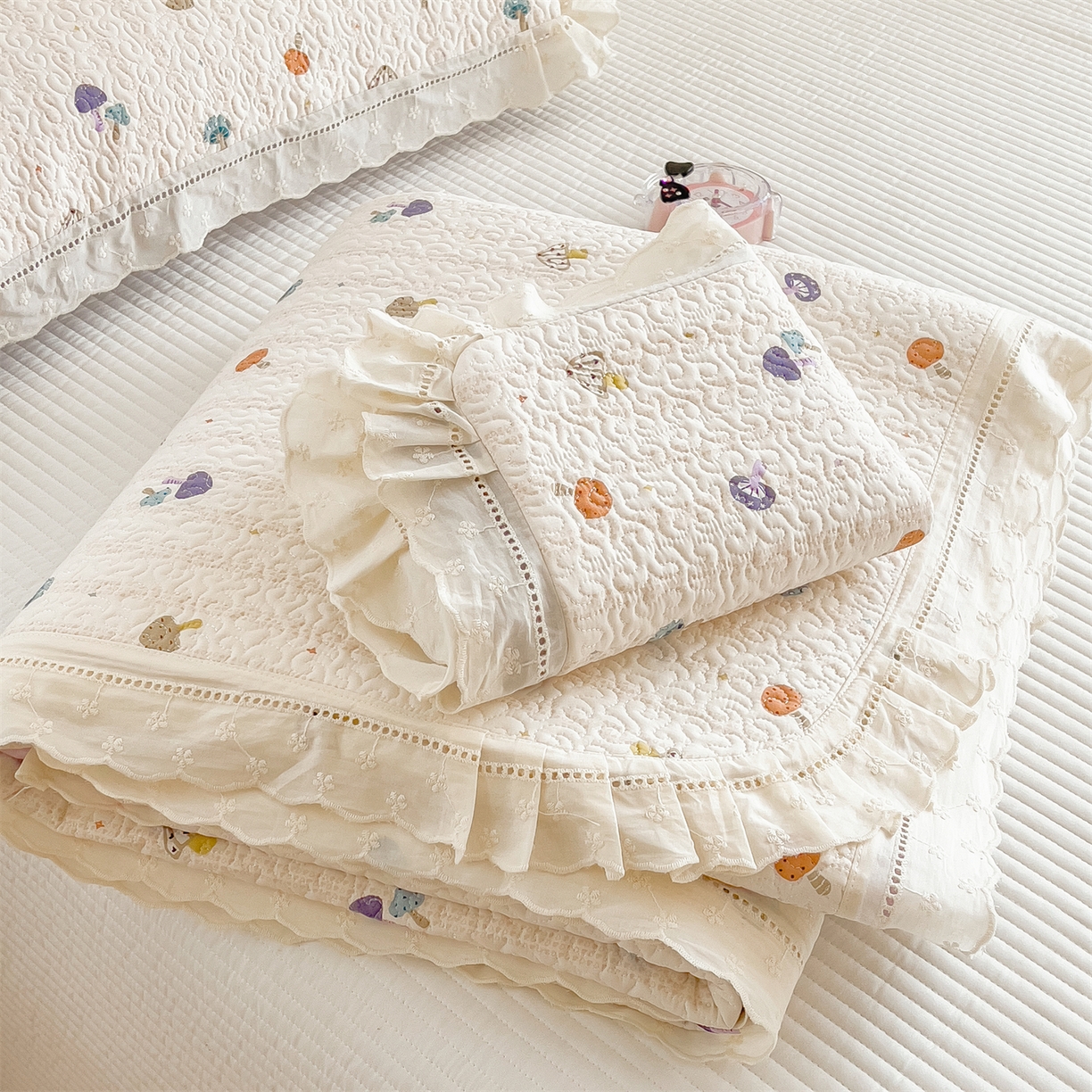 叠派家纺 2026新款A类印花慕丝绵花边款床盖系列（抽空压缩可供跨境）提供买家秀 云菇森林+浅紫