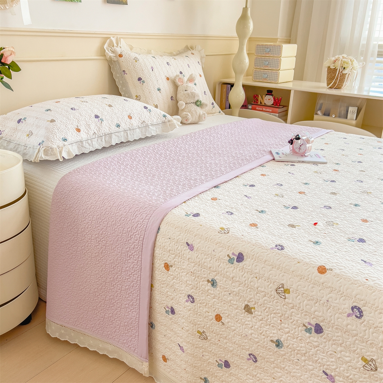 91家纺网 家纺一手货源 找家纺 叠派家纺 2026新款A类印花慕丝绵花边款床盖系列（抽空压缩可供跨境）提供买家秀 云菇森林+浅紫