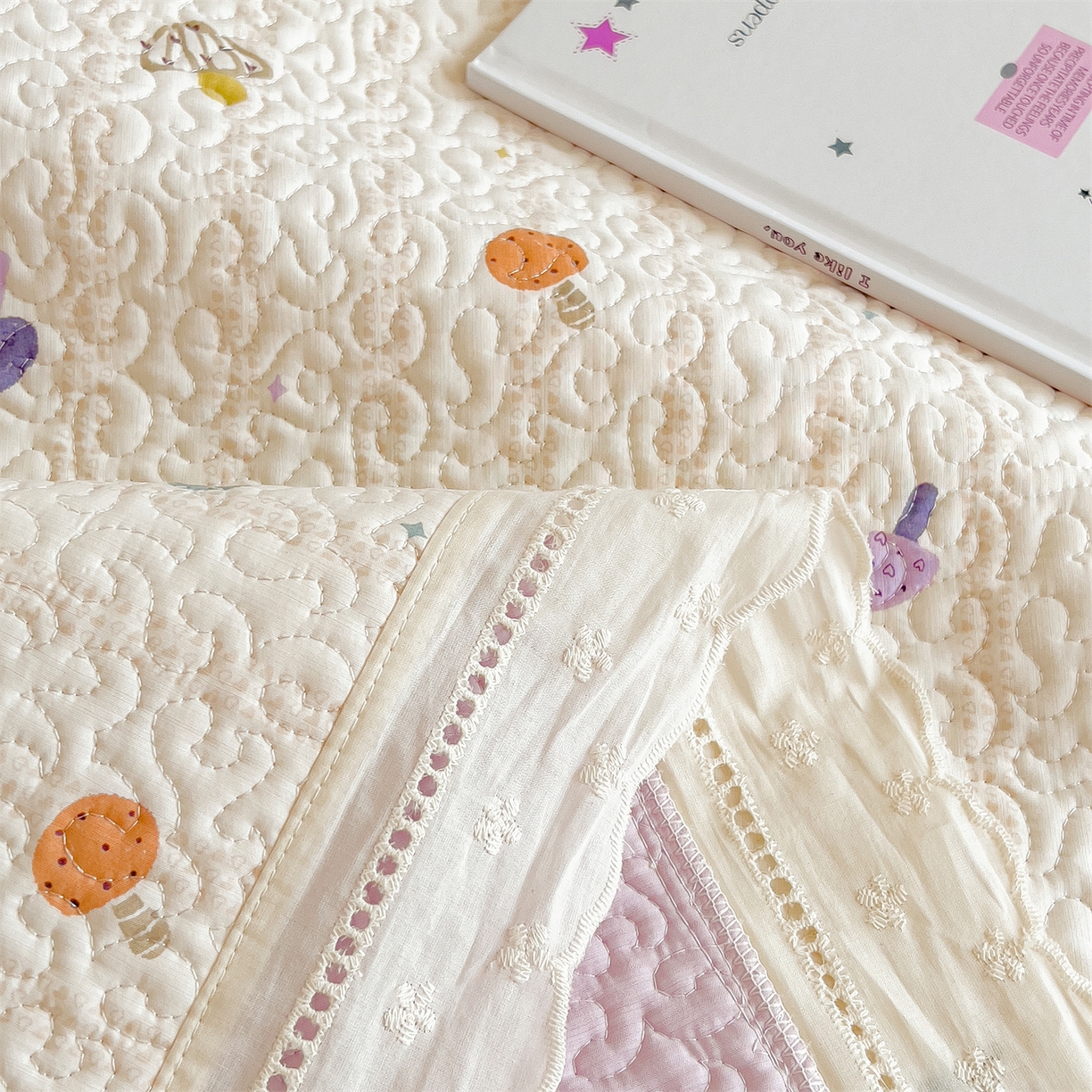 91家纺网 家纺一手货源 找家纺 叠派家纺 2026新款A类印花慕丝绵花边款床盖系列（抽空压缩可供跨境）提供买家秀 云菇森林+浅紫