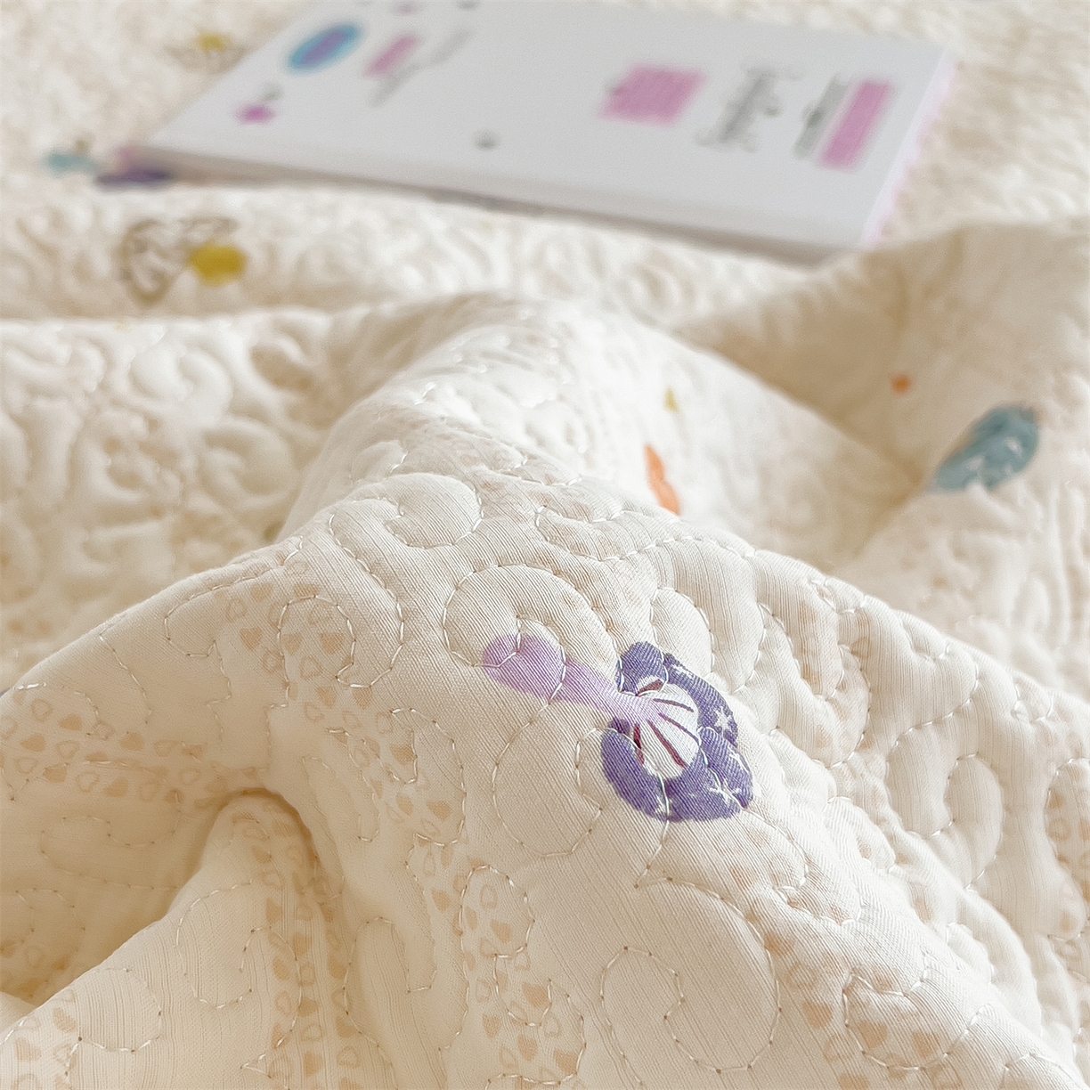 91家纺网 家纺一手货源 找家纺 叠派家纺 2026新款A类印花慕丝绵花边款床盖系列（抽空压缩可供跨境）提供买家秀 云菇森林+浅紫