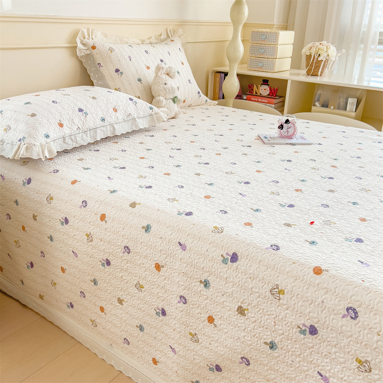 91家纺网 家纺一手货源 找家纺 叠派家纺 2026新款A类印花慕丝绵花边款床盖系列（抽空压缩可供跨境）提供买家秀 云菇森林+浅紫