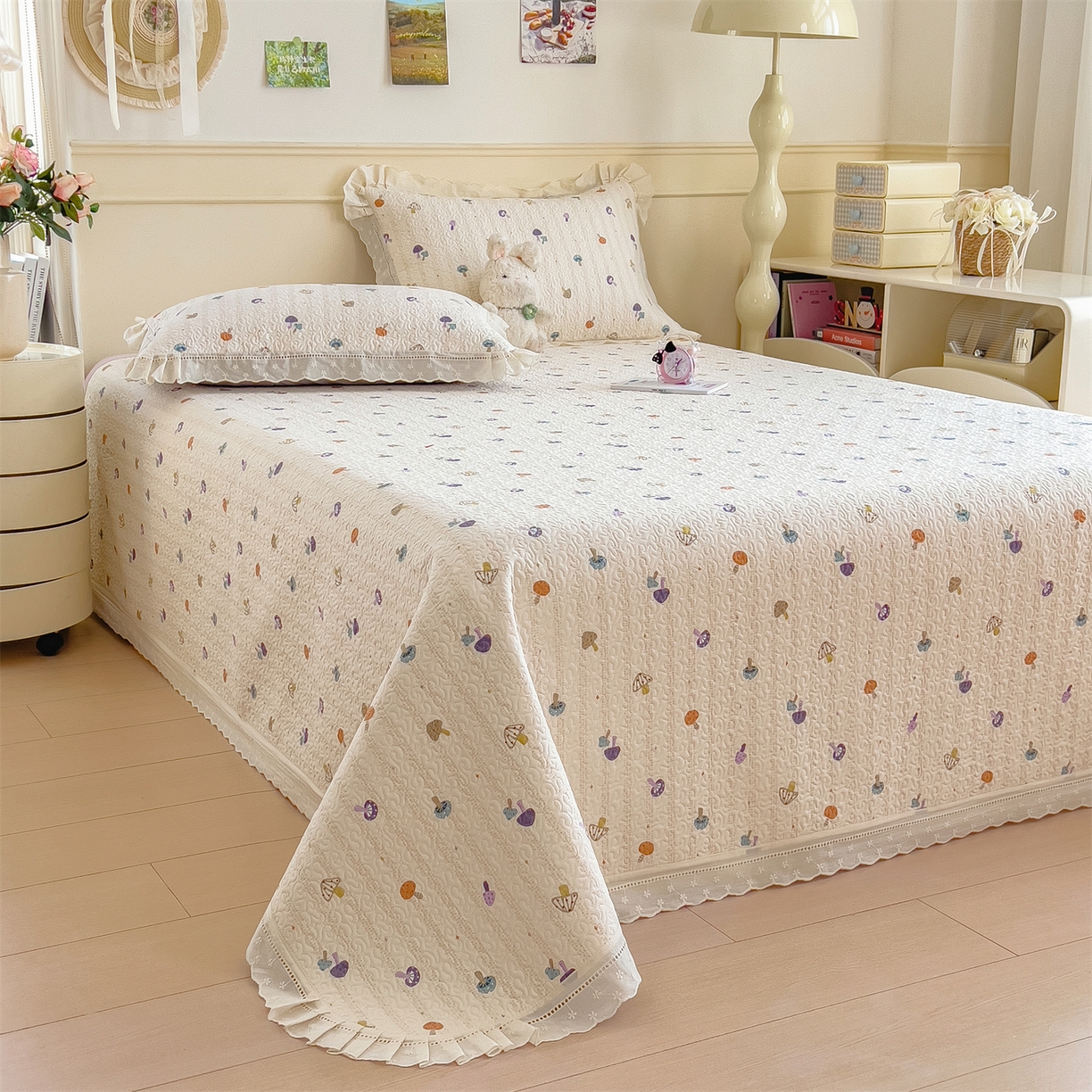 91家纺网 家纺一手货源 找家纺 叠派家纺 2026新款A类印花慕丝绵花边款床盖系列（抽空压缩可供跨境）提供买家秀 云菇森林+浅紫