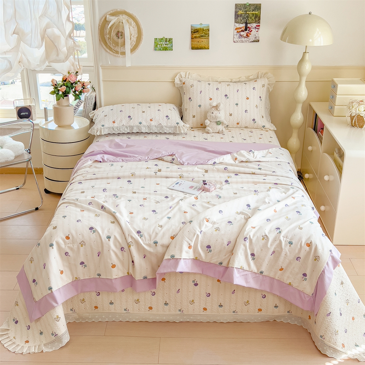 91家纺网 家纺一手货源 找家纺 叠派家纺 2026新款A类印花慕丝绵花边款床盖系列（抽空压缩可供跨境）提供买家秀 云菇森林+浅紫