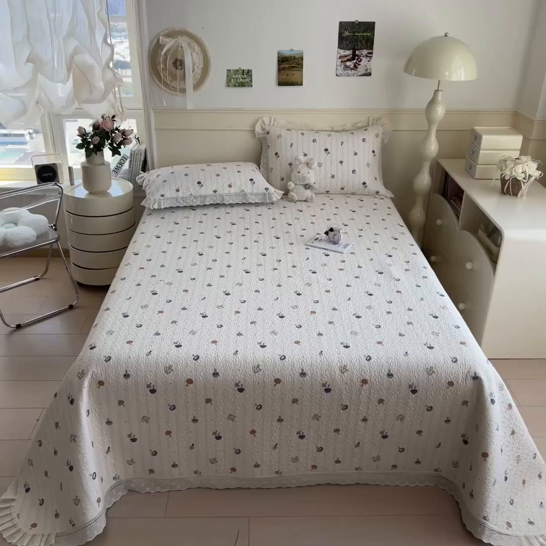 91家纺网 家纺一手货源 找家纺 叠派家纺 2026新款A类印花慕丝绵花边款床盖系列（抽空压缩可供跨境）提供买家秀 云菇森林+浅紫