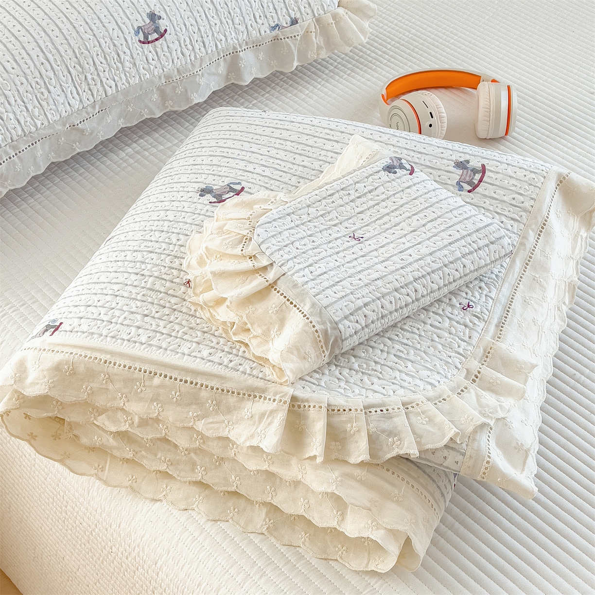叠派家纺 2026新款A类印花慕丝绵花边款床盖系列（抽空压缩可供跨境）提供买家秀 木马童谣+灰