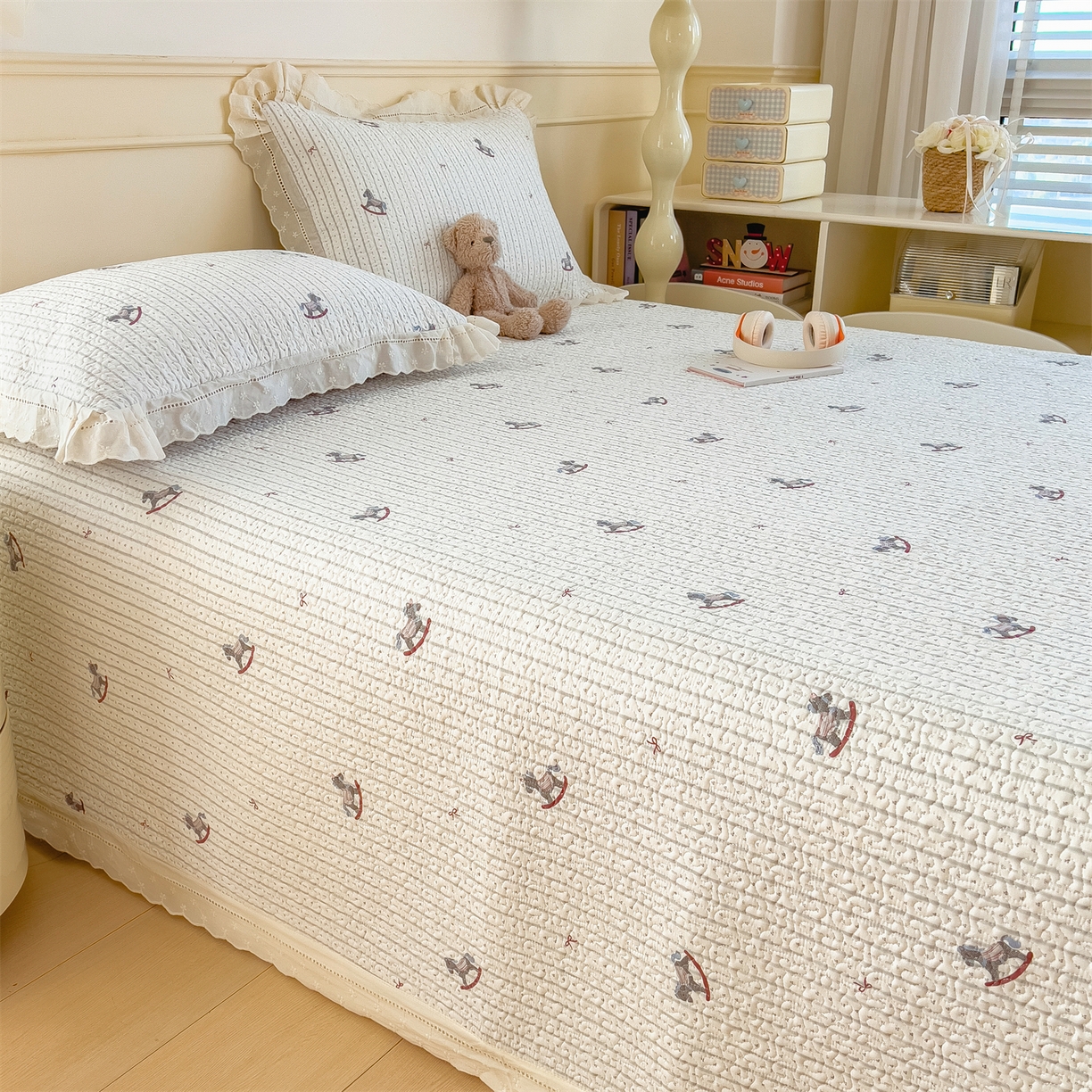 91家纺网 家纺一手货源 找家纺 叠派家纺 2026新款A类印花慕丝绵花边款床盖系列（抽空压缩可供跨境）提供买家秀 木马童谣+灰