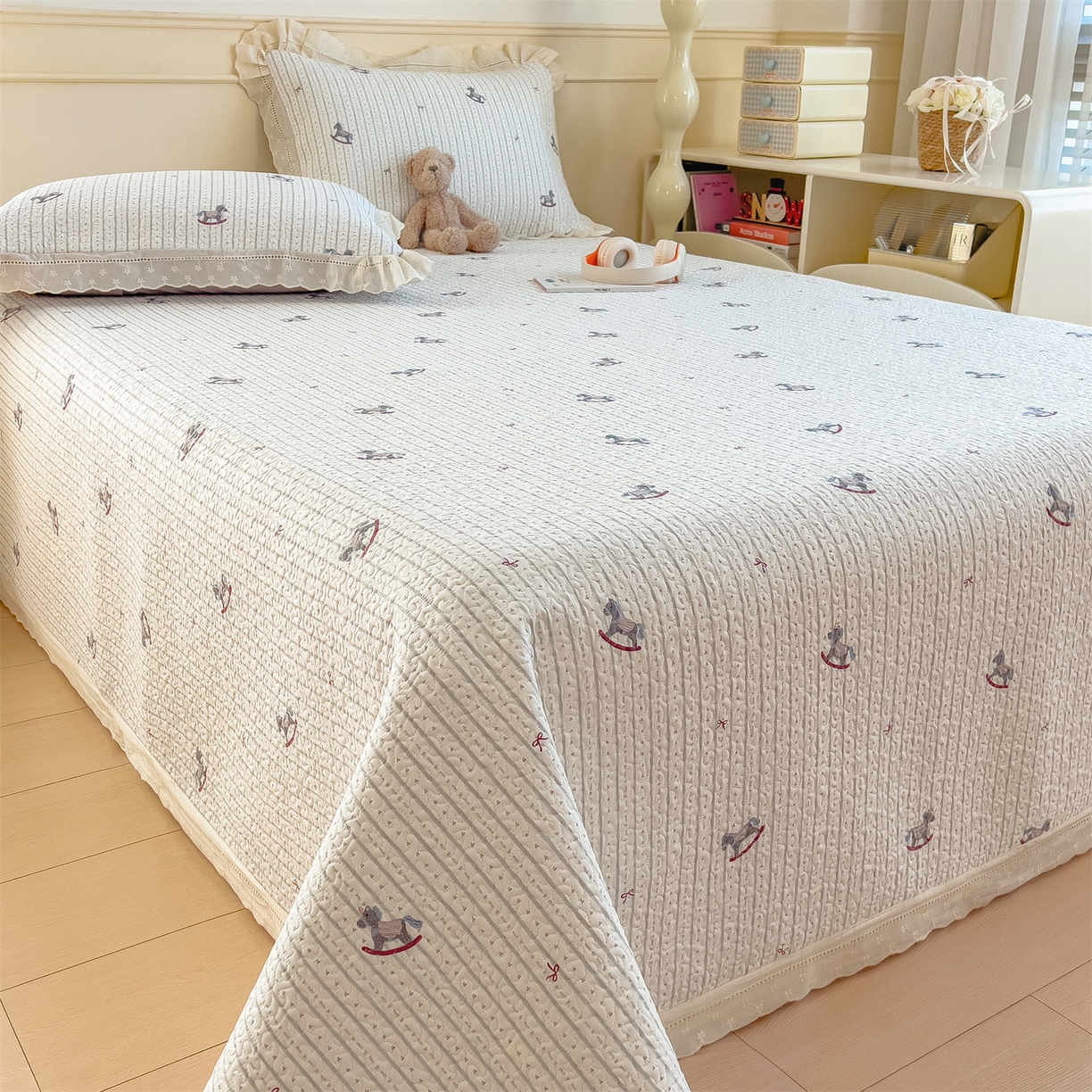 91家纺网 家纺一手货源 找家纺 叠派家纺 2026新款A类印花慕丝绵花边款床盖系列（抽空压缩可供跨境）提供买家秀 木马童谣+灰