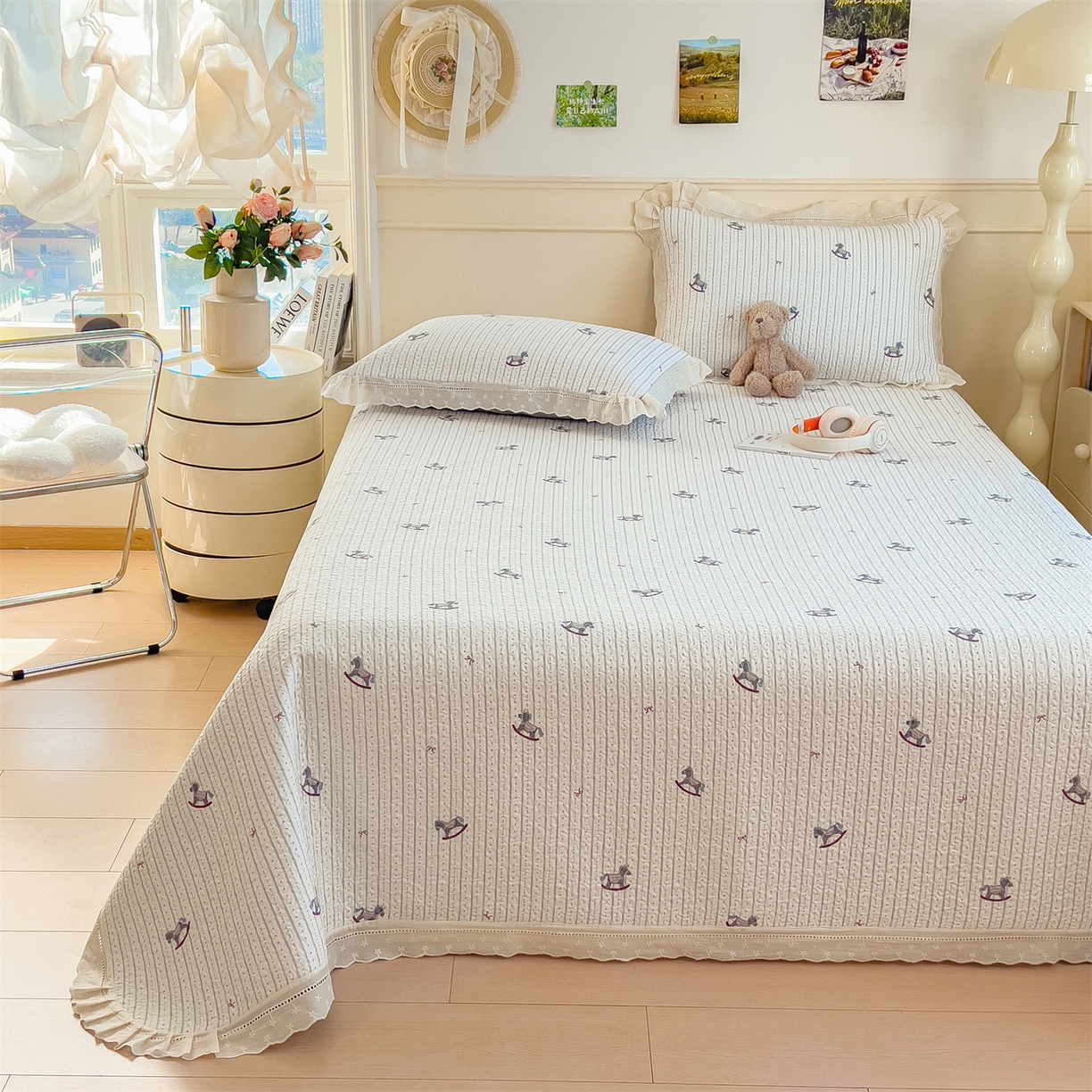 91家纺网 家纺一手货源 找家纺 叠派家纺 2026新款A类印花慕丝绵花边款床盖系列（抽空压缩可供跨境）提供买家秀 木马童谣+灰