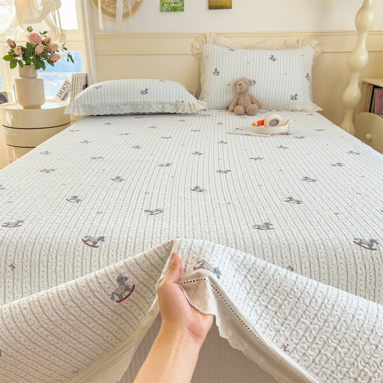 91家纺网 家纺一手货源 找家纺 叠派家纺 2026新款A类印花慕丝绵花边款床盖系列（抽空压缩可供跨境）提供买家秀 木马童谣+灰