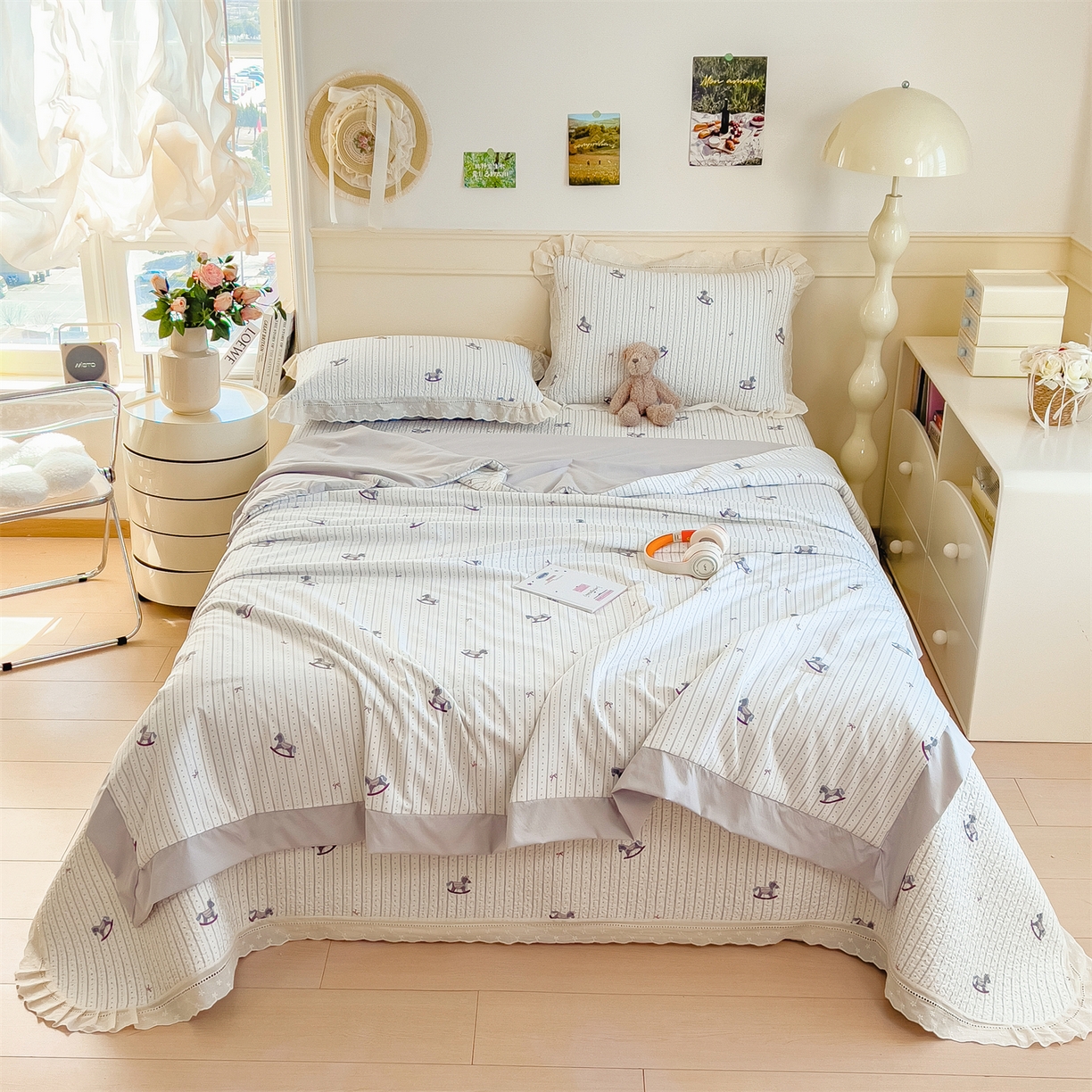 91家纺网 家纺一手货源 找家纺 叠派家纺 2026新款A类印花慕丝绵花边款床盖系列（抽空压缩可供跨境）提供买家秀 木马童谣+灰