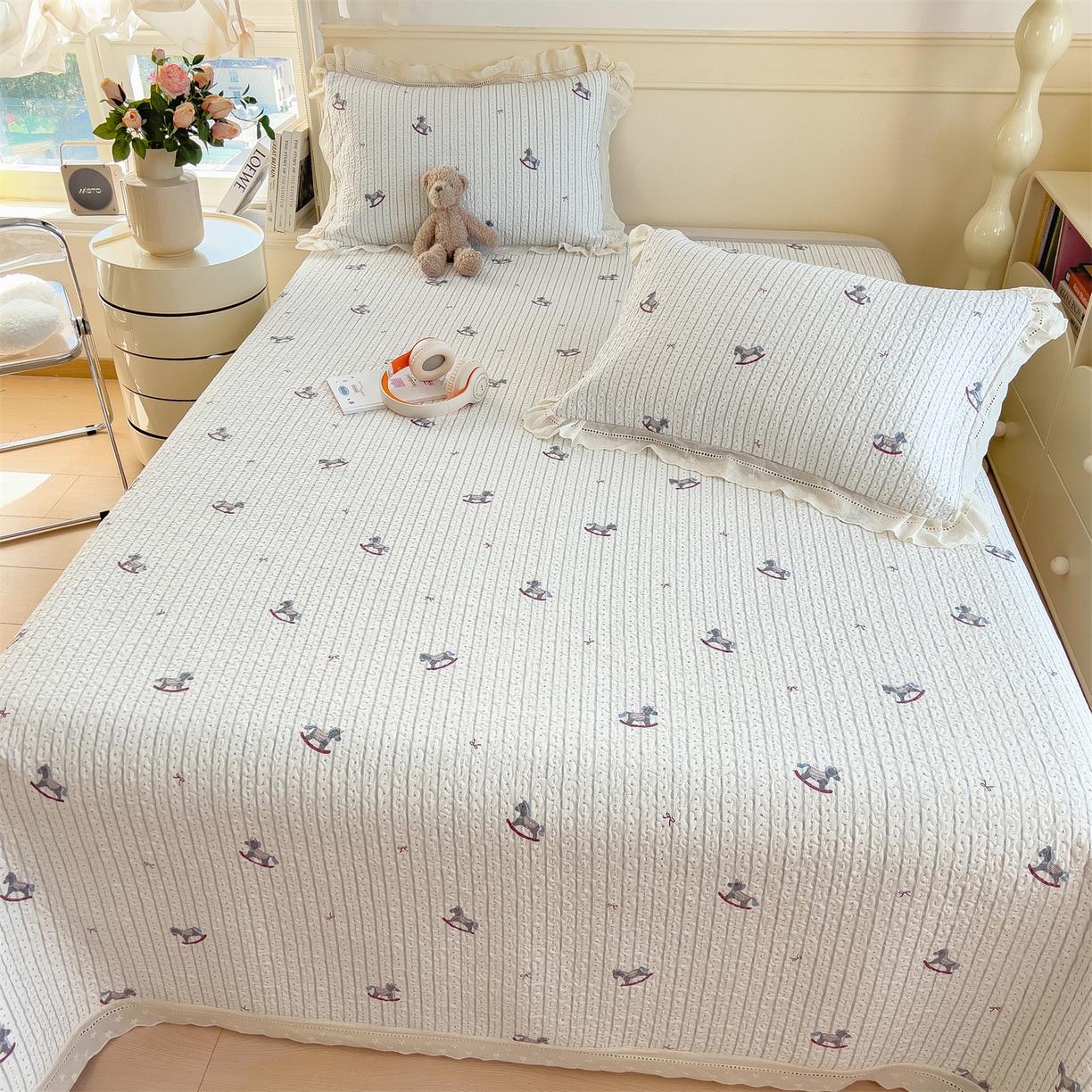 91家纺网 家纺一手货源 找家纺 叠派家纺 2026新款A类印花慕丝绵花边款床盖系列（抽空压缩可供跨境）提供买家秀 木马童谣+灰