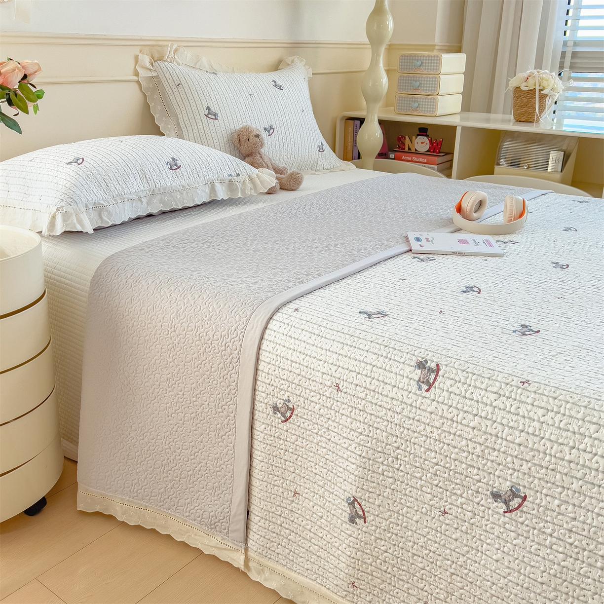 91家纺网 家纺一手货源 找家纺 叠派家纺 2026新款A类印花慕丝绵花边款床盖系列（抽空压缩可供跨境）提供买家秀 木马童谣+灰