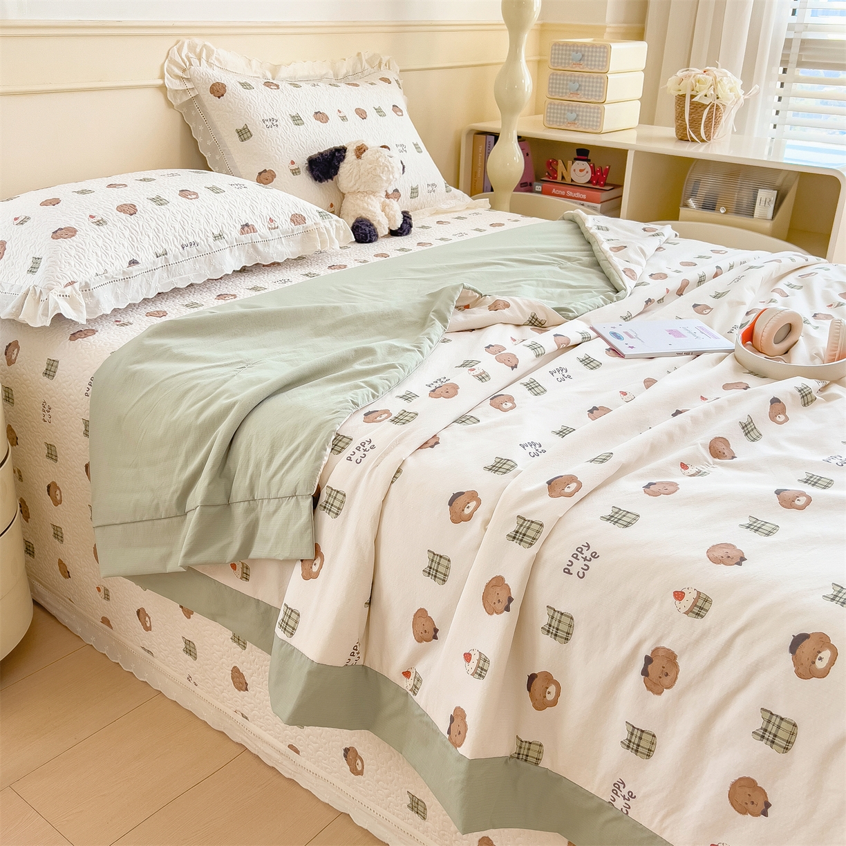 91家纺网 家纺一手货源 找家纺 叠派家纺 2026新款A类印花慕丝绵花边款床盖系列（抽空压缩可供跨境）提供买家秀 蛋糕熊+绿