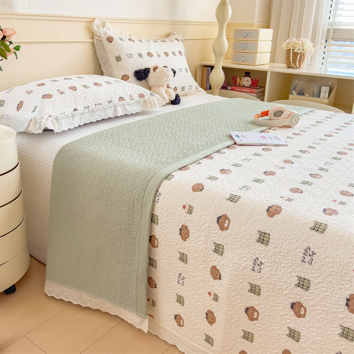 91家纺网 家纺一手货源 找家纺 叠派家纺 2026新款A类印花慕丝绵花边款床盖系列（抽空压缩可供跨境）提供买家秀 蛋糕熊+绿