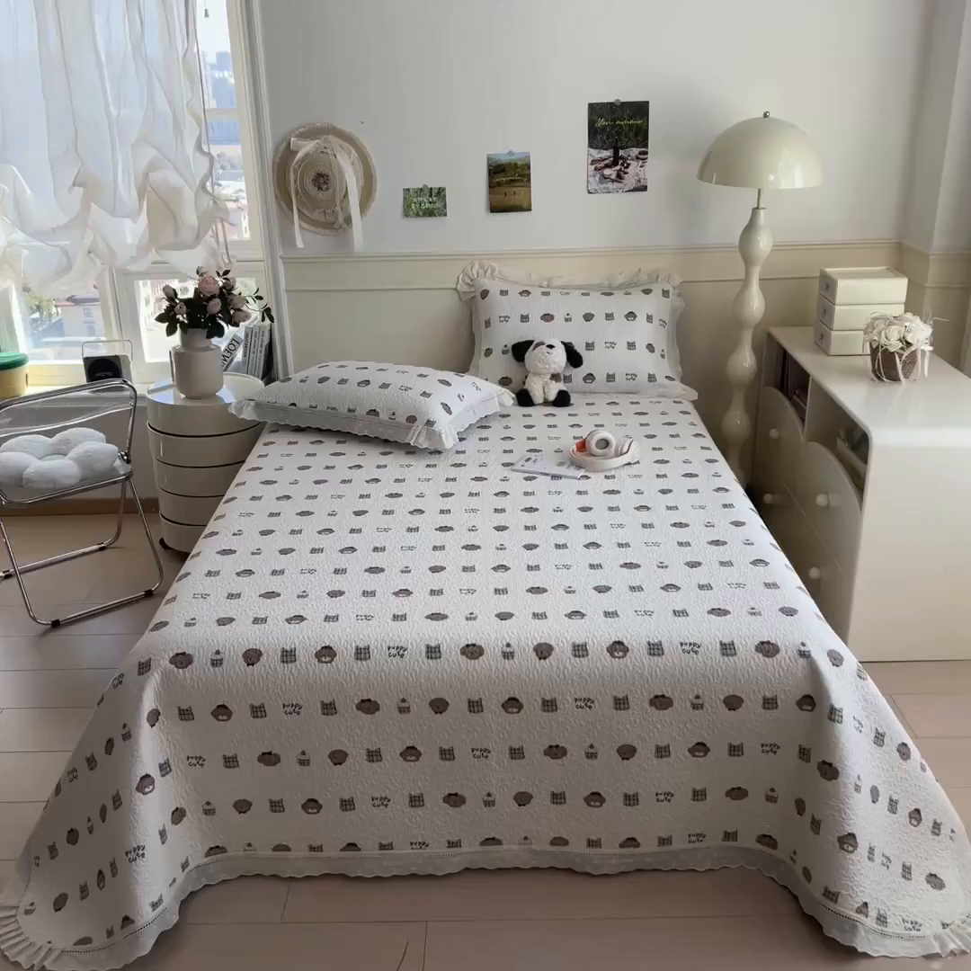 91家纺网 家纺一手货源 找家纺 叠派家纺 2026新款A类印花慕丝绵花边款床盖系列（抽空压缩可供跨境）提供买家秀 蛋糕熊+绿