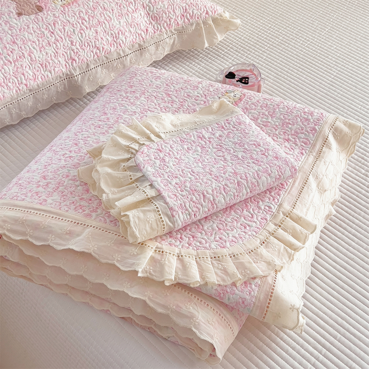 叠派家纺 2026新款A类印花慕丝绵花边款床盖系列（抽空压缩可供跨境）提供买家秀 甜梦熊+浅粉