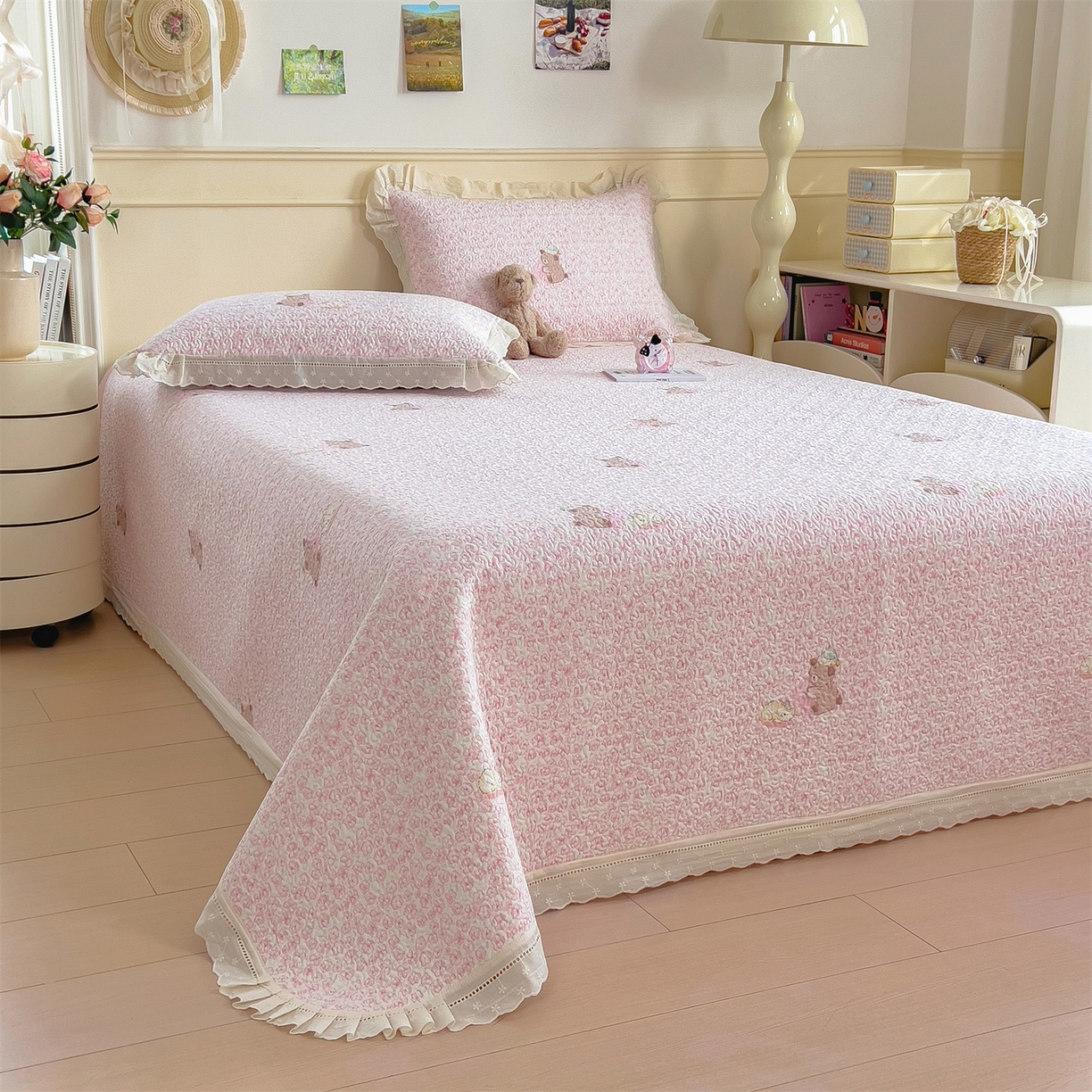 91家纺网 家纺一手货源 找家纺 叠派家纺 2026新款A类印花慕丝绵花边款床盖系列（抽空压缩可供跨境）提供买家秀 甜梦熊+浅粉