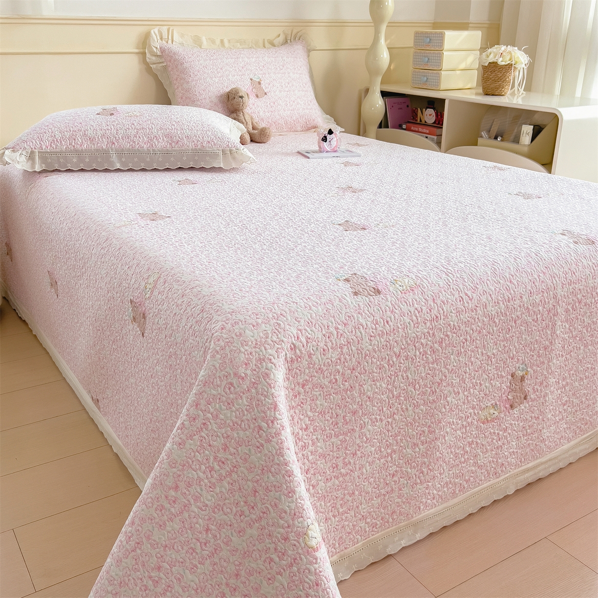 91家纺网 家纺一手货源 找家纺 叠派家纺 2026新款A类印花慕丝绵花边款床盖系列（抽空压缩可供跨境）提供买家秀 甜梦熊+浅粉