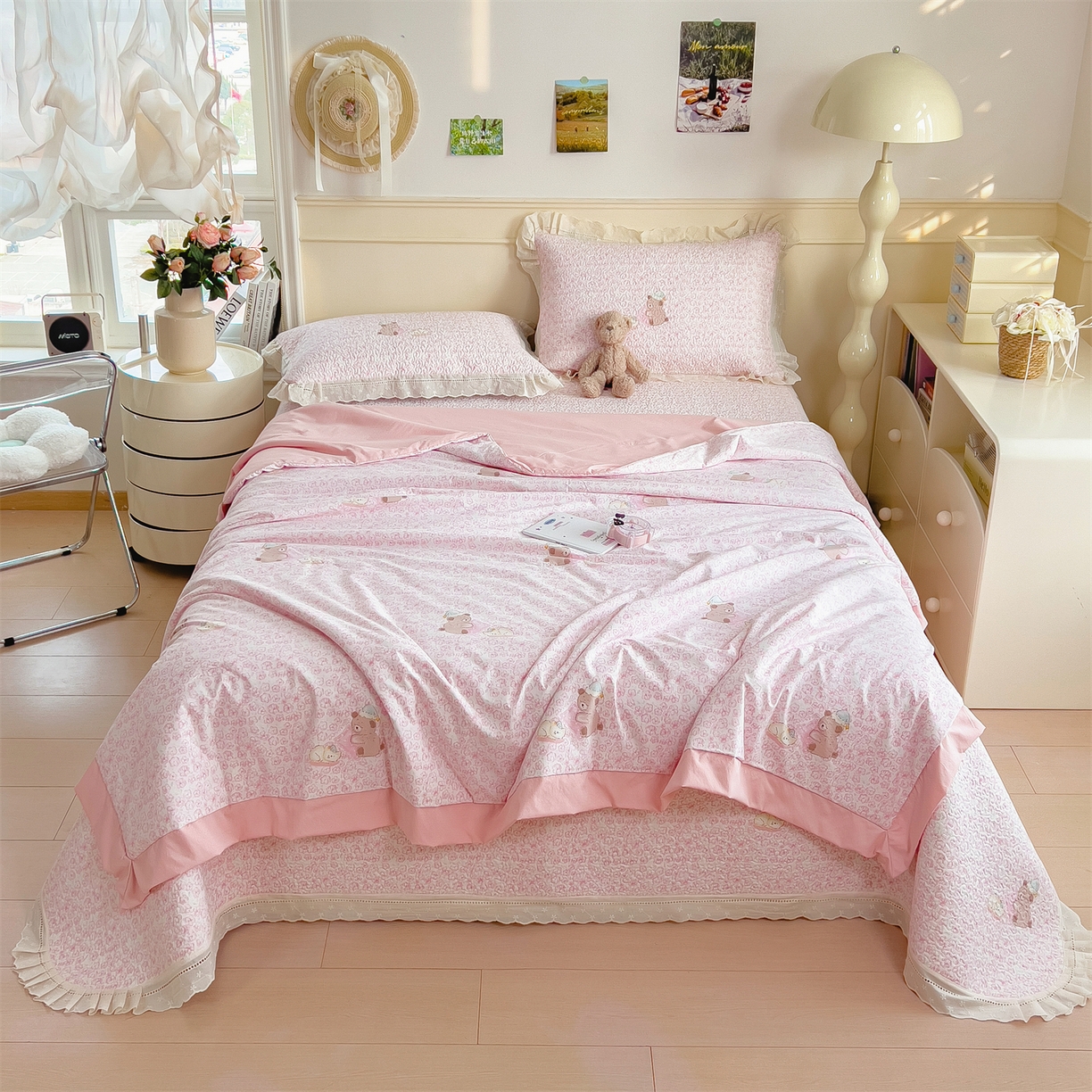 91家纺网 家纺一手货源 找家纺 叠派家纺 2026新款A类印花慕丝绵花边款床盖系列（抽空压缩可供跨境）提供买家秀 甜梦熊+浅粉