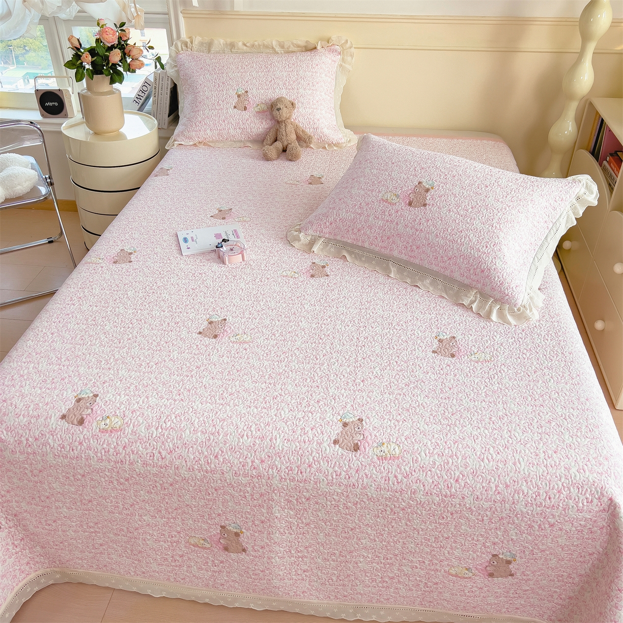 91家纺网 家纺一手货源 找家纺 叠派家纺 2026新款A类印花慕丝绵花边款床盖系列（抽空压缩可供跨境）提供买家秀 甜梦熊+浅粉