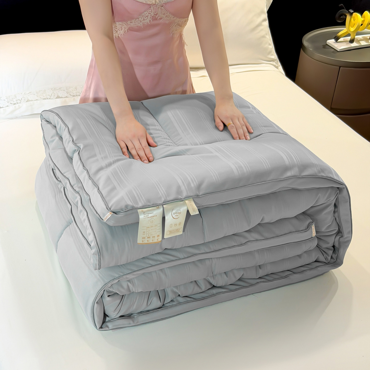 91家纺网 家纺一手货源 找家纺 六合家纺 2026新款贡缎提花锻条立体大豆被春秋被四季被冬被被子被芯 灰色