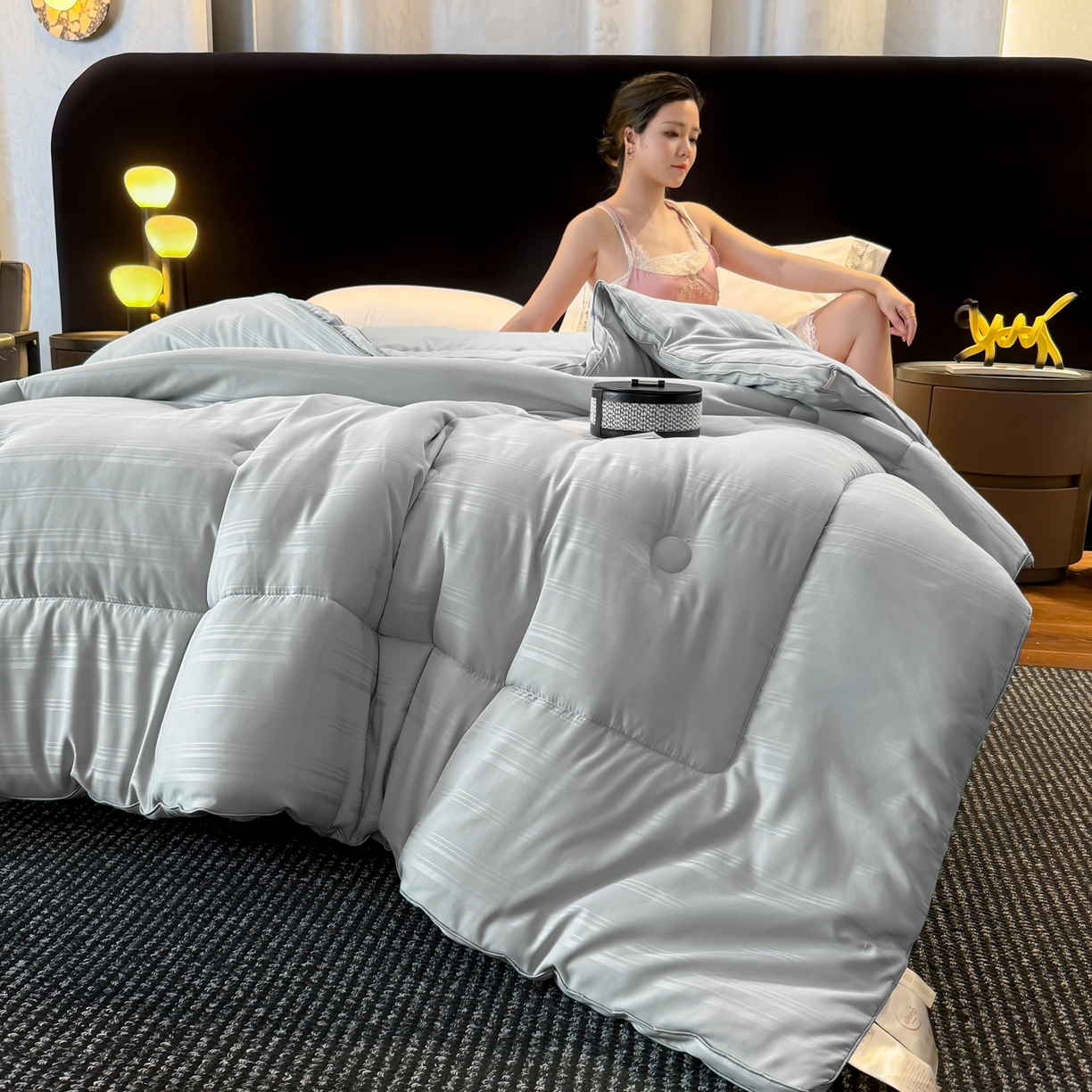 91家纺网 家纺一手货源 找家纺 六合家纺 2026新款贡缎提花锻条立体大豆被春秋被四季被冬被被子被芯 灰色