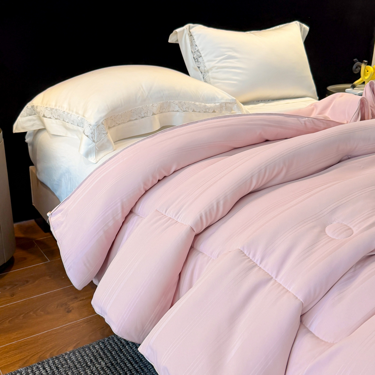 91家纺网 家纺一手货源 找家纺 六合家纺 2026新款贡缎提花锻条立体大豆被春秋被四季被冬被被子被芯 豆沙