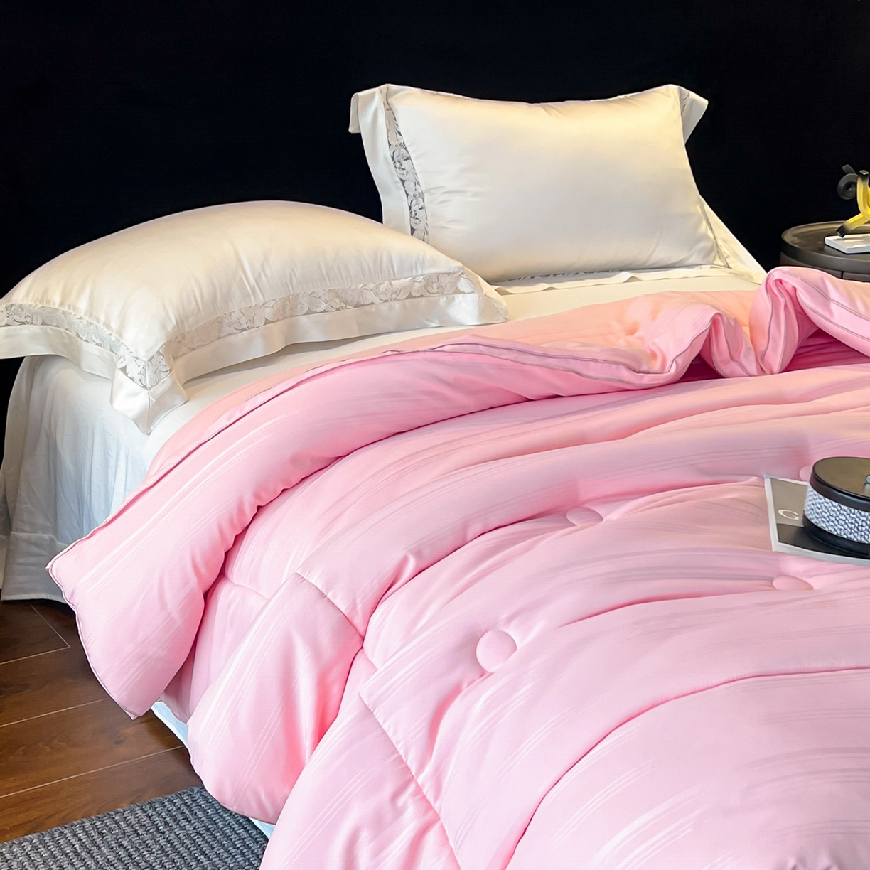 91家纺网 家纺一手货源 找家纺 六合家纺 2026新款贡缎提花锻条立体大豆被春秋被四季被冬被被子被芯 粉色