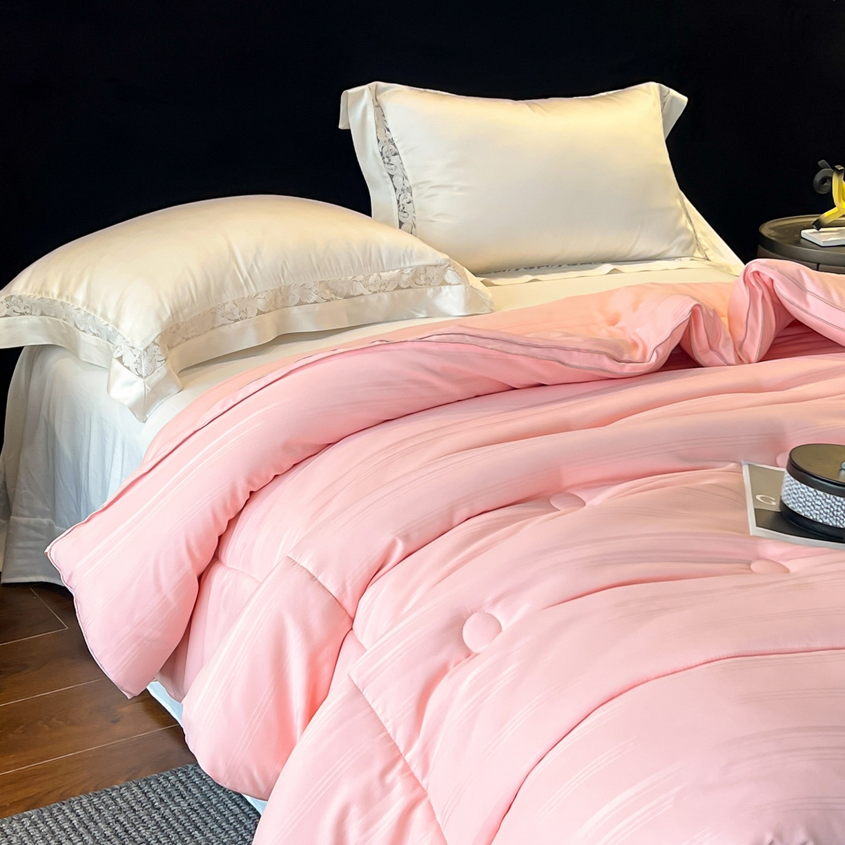 91家纺网 家纺一手货源 找家纺 六合家纺 2026新款贡缎提花锻条立体大豆被春秋被四季被冬被被子被芯 玉色