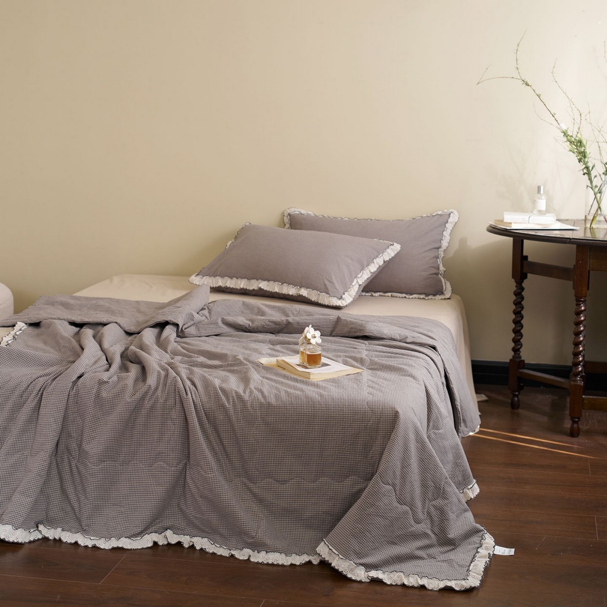 91家纺网 家纺一手货源 找家纺 洋铭区（原狠狠爱） 2026新款色织水洗棉花边夏被 小格子-甜蜜灰