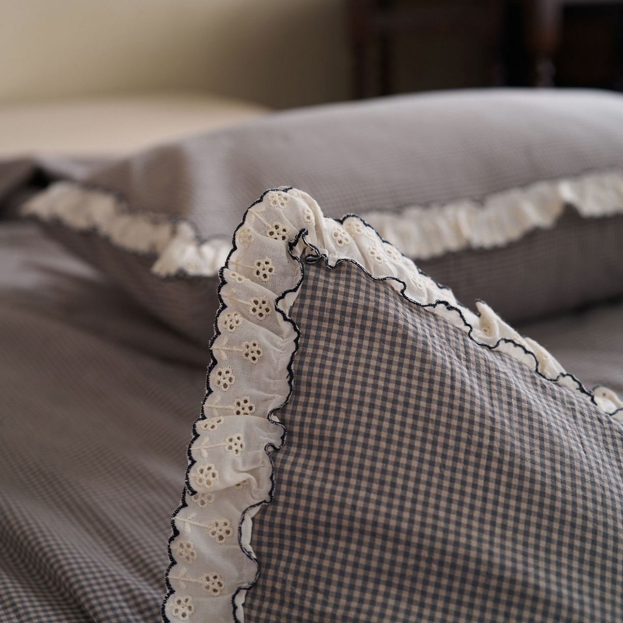 91家纺网 家纺一手货源 找家纺 洋铭区（原狠狠爱） 2026新款色织水洗棉花边夏被 小格子-甜蜜灰