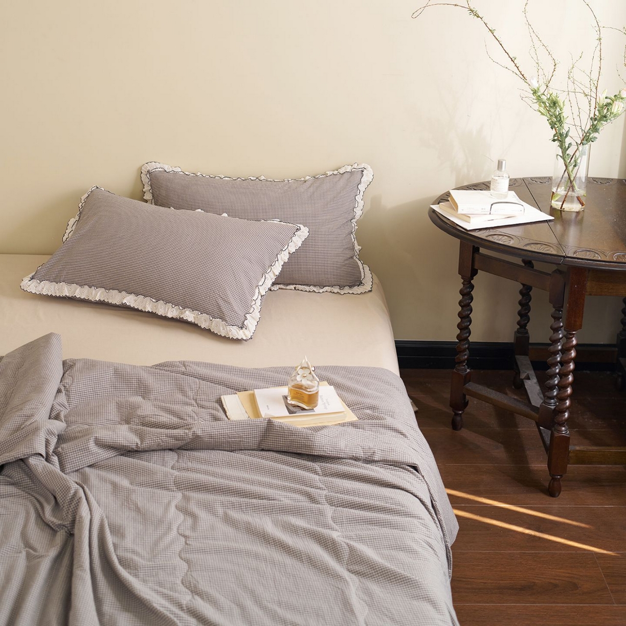 91家纺网 家纺一手货源 找家纺 洋铭区（原狠狠爱） 2026新款色织水洗棉花边夏被 小格子-甜蜜灰