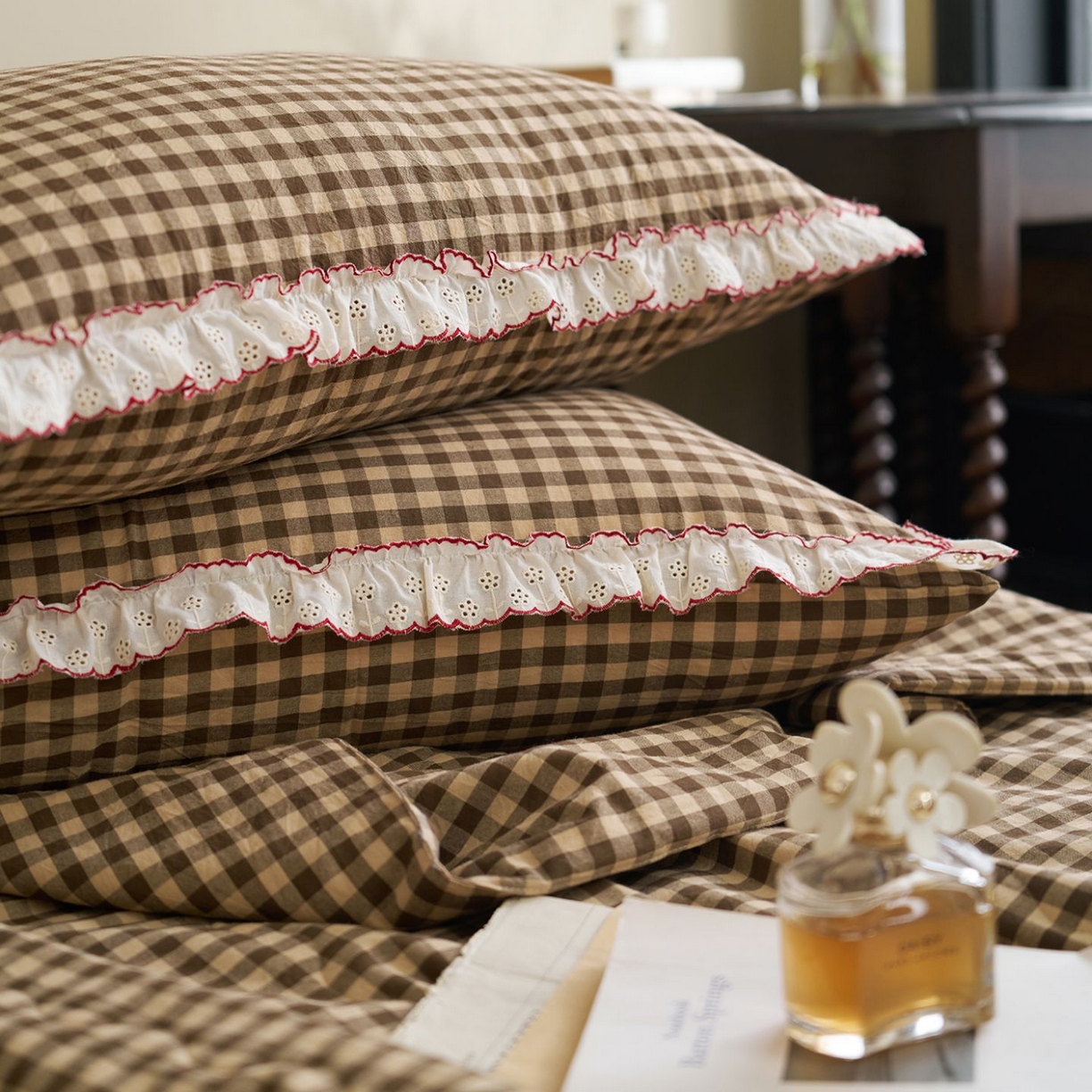 91家纺网 家纺一手货源 找家纺 洋铭区（原狠狠爱） 2026新款色织水洗棉花边夏被 小格子-甜蜜咖