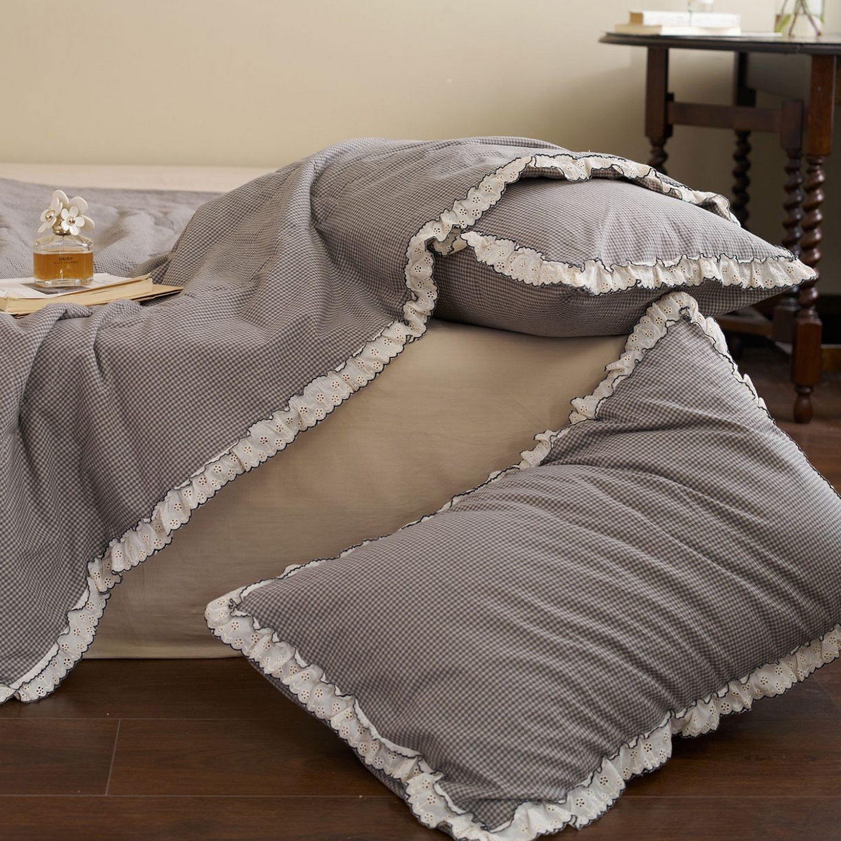91家纺网 家纺一手货源 找家纺 洋铭区（原狠狠爱） 2026新款色织水洗棉花边夏被 小格子-甜蜜灰