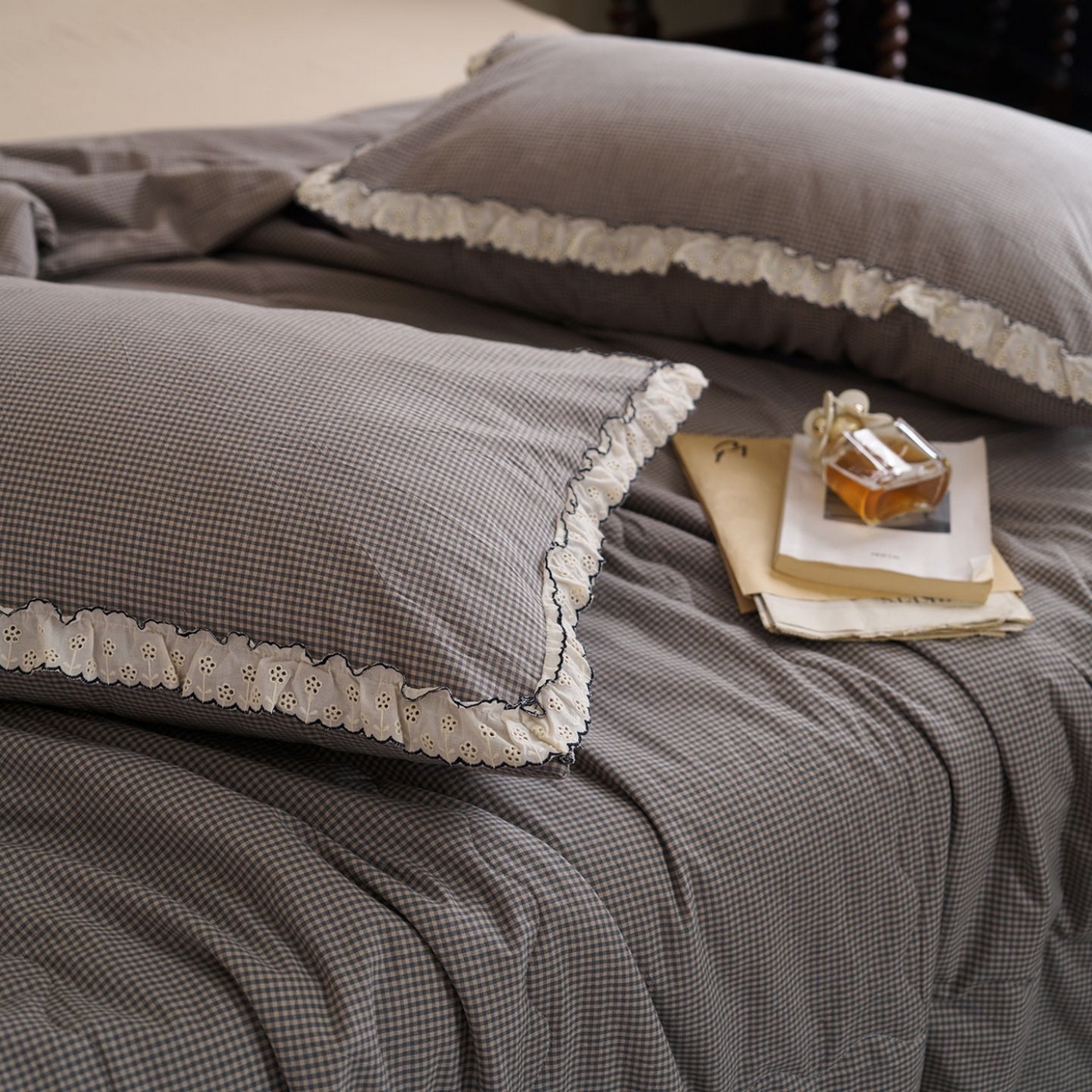91家纺网 家纺一手货源 找家纺 洋铭区（原狠狠爱） 2026新款色织水洗棉花边夏被 小格子-甜蜜灰