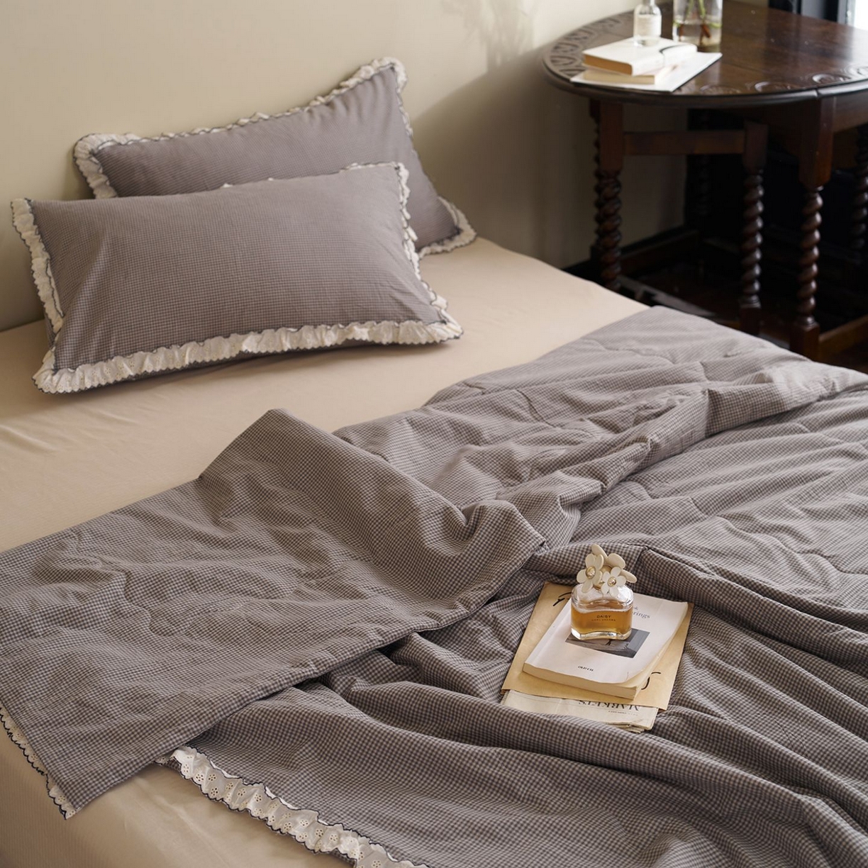 91家纺网 家纺一手货源 找家纺 洋铭区（原狠狠爱） 2026新款色织水洗棉花边夏被 小格子-甜蜜灰