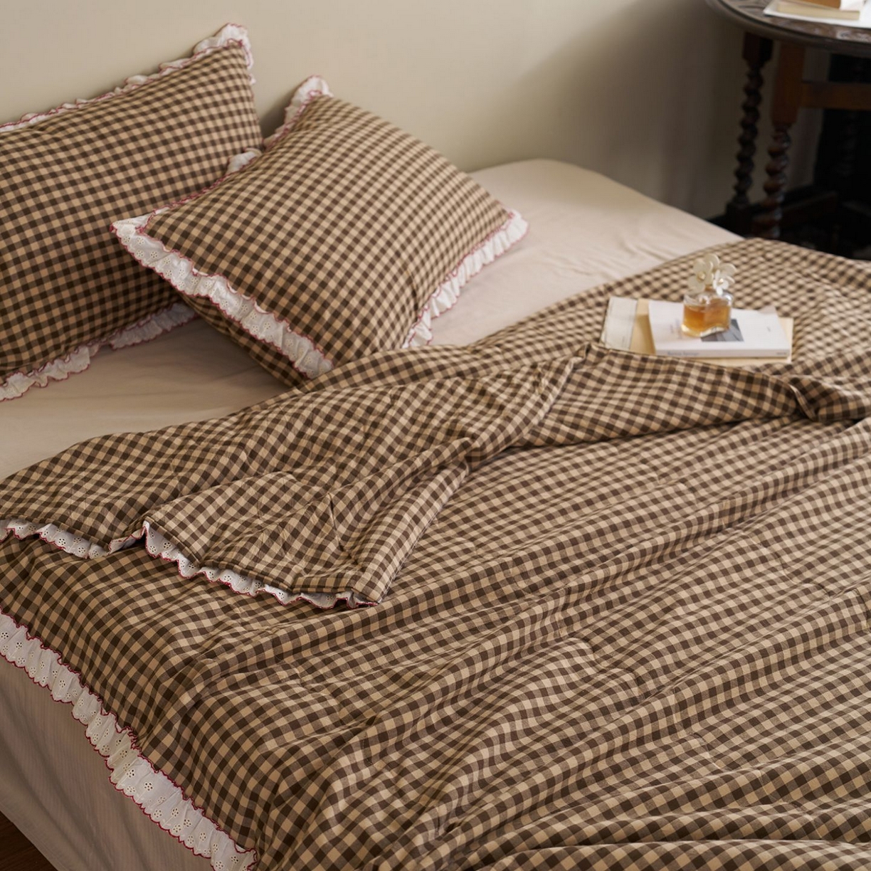 91家纺网 家纺一手货源 找家纺 洋铭区（原狠狠爱） 2026新款色织水洗棉花边夏被 小格子-甜蜜咖