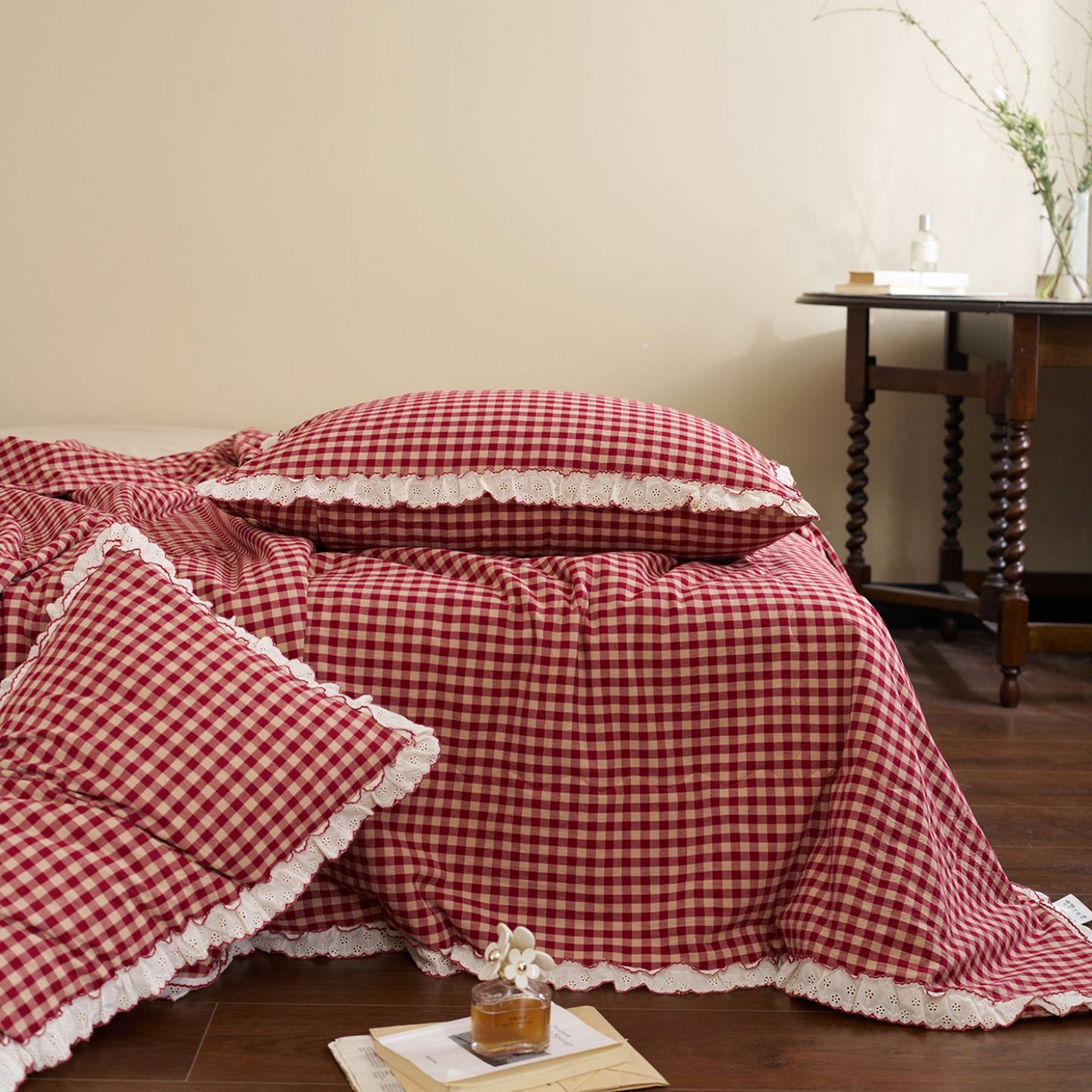 91家纺网 家纺一手货源 找家纺 洋铭区（原狠狠爱） 2026新款色织水洗棉花边夏被 小格子-甜蜜红