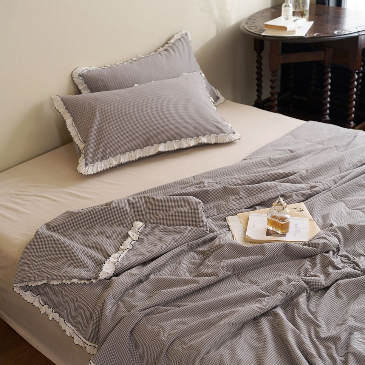 91家纺网 家纺一手货源 找家纺 洋铭区（原狠狠爱） 2026新款色织水洗棉花边夏被 小格子-甜蜜灰