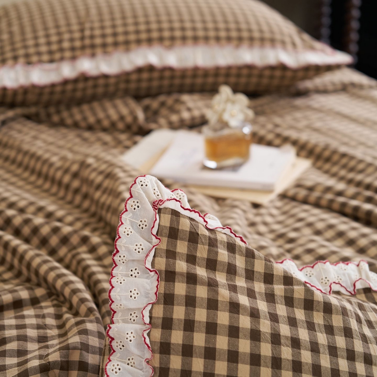 91家纺网 家纺一手货源 找家纺 洋铭区（原狠狠爱） 2026新款色织水洗棉花边夏被 小格子-甜蜜咖